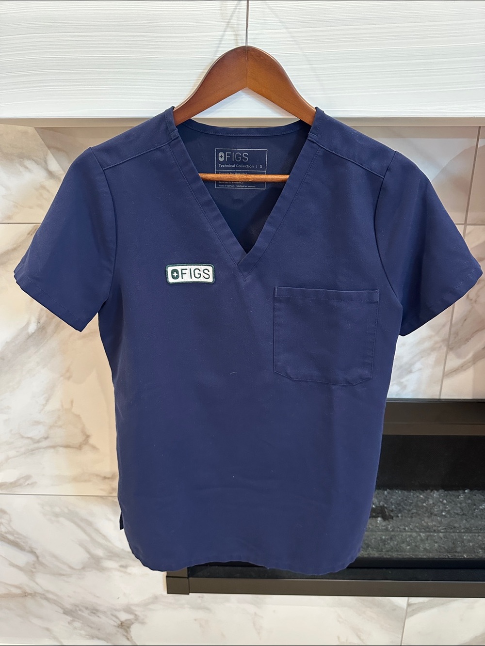 FIGS Women’s Navy V-Neck Scrub Top Small